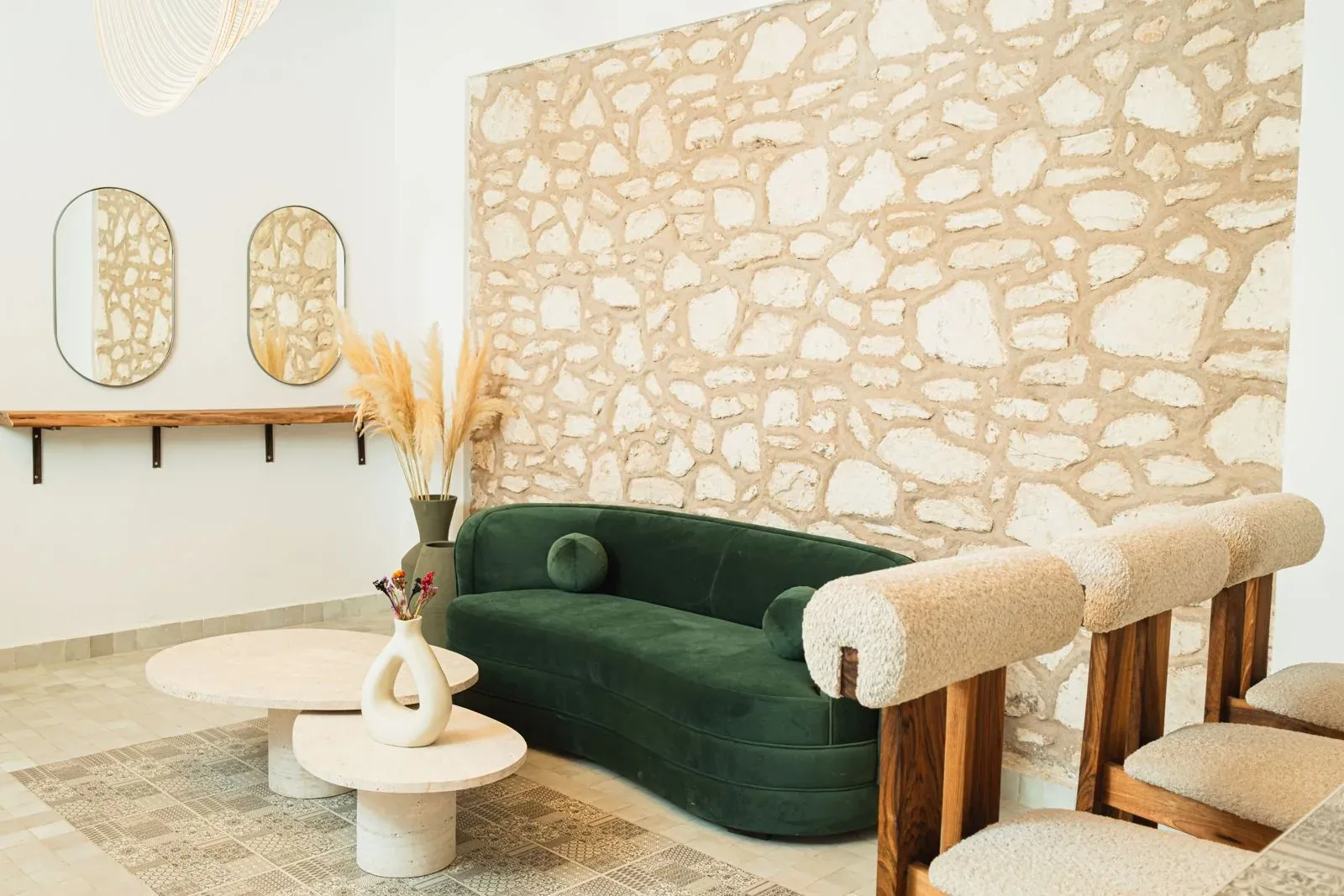 Le salon aux murs de pierre