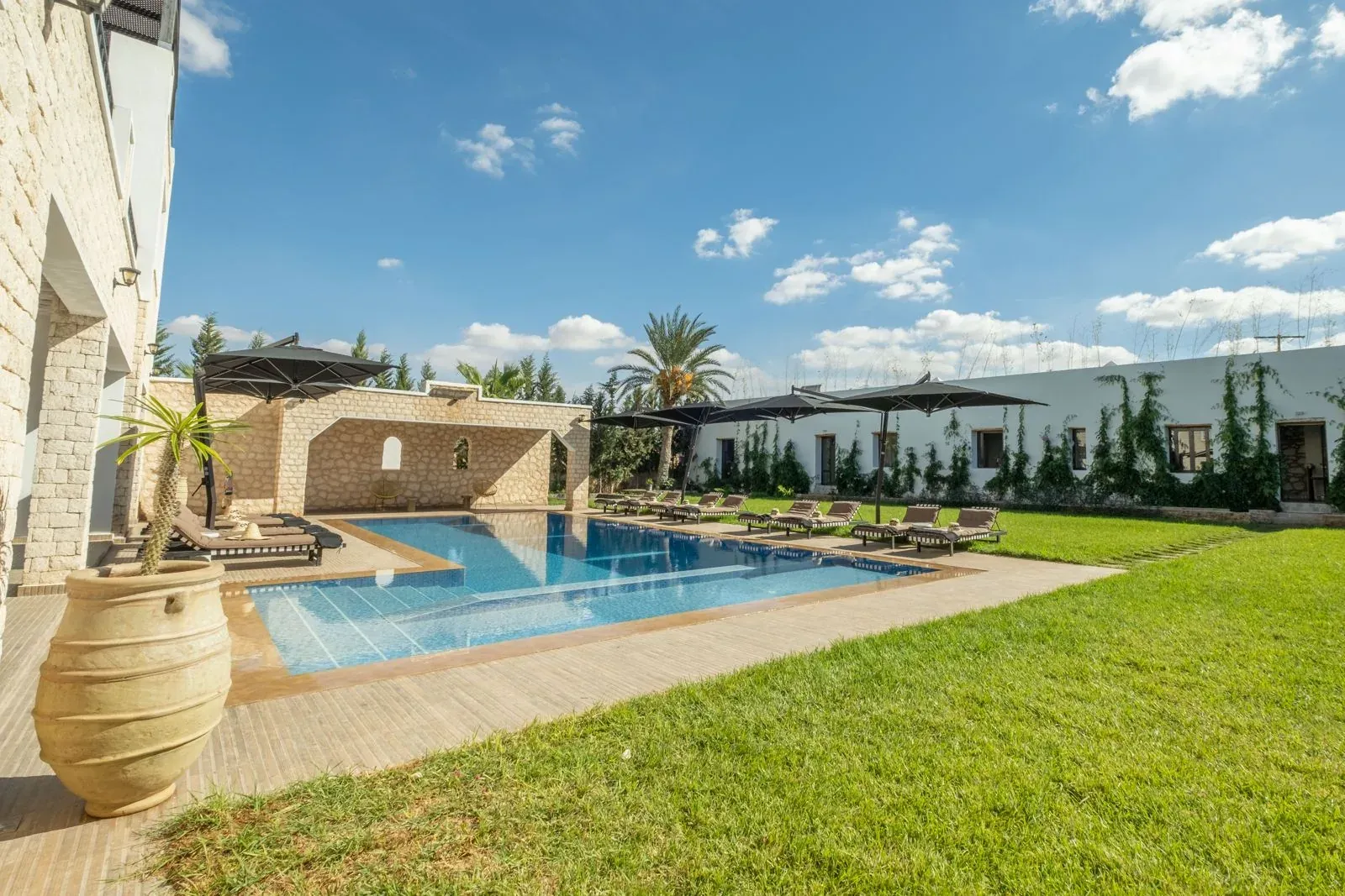 La piscine et le jardin du lodge
