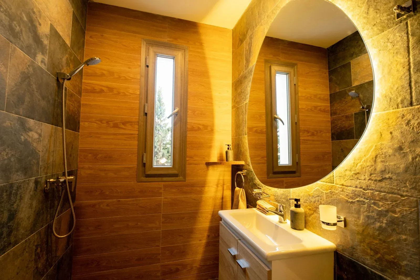 Une salle de bain du lodge